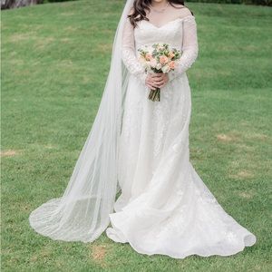 Oleg Cassini Wedding dress with sleeves and sweetheart neckline